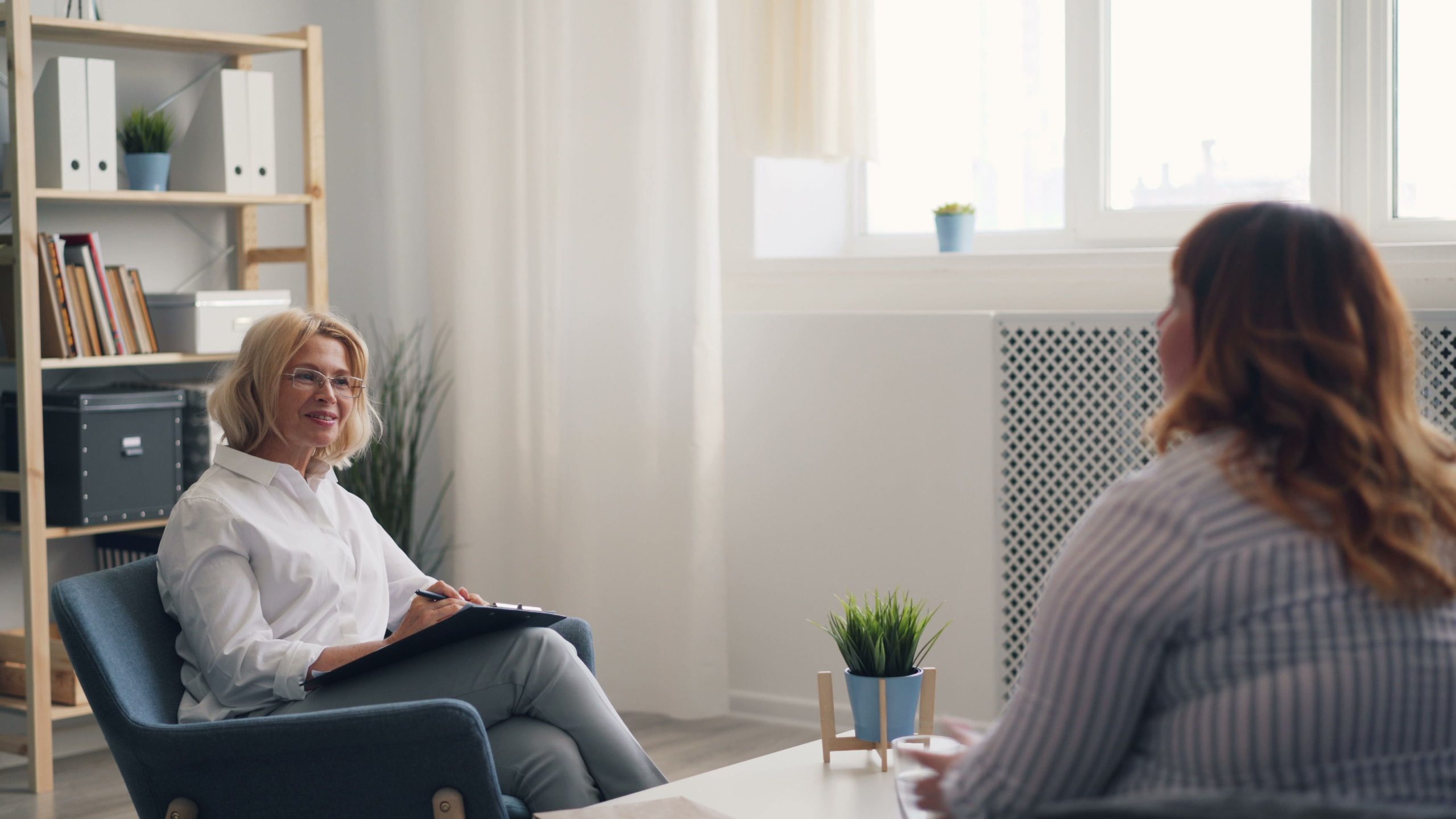 Woman talking to her psychodynamic therapist